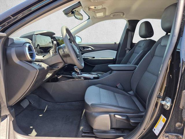 Used 2025 Chevrolet Trax LT FWD image 17