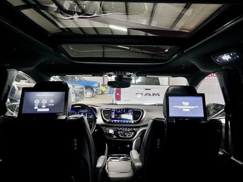 Used 2023 Chrysler Pacifica Limited w/ Uconnect Theater Family Group FWD image 14