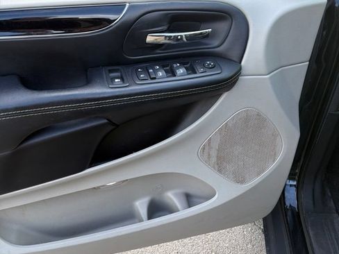 Used 2019 Dodge Grand Caravan SXT FWD image 14