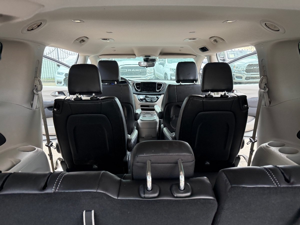 Used 2024 Chrysler Pacifica Touring-L FWD image 18