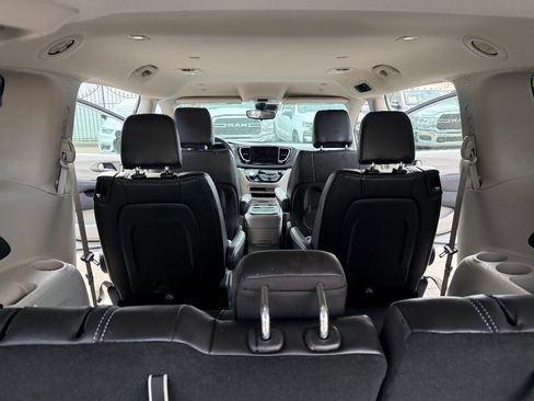 Used 2024 Chrysler Pacifica Touring-L FWD image 18