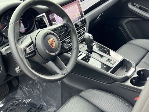 Certified 2025 Porsche Macan Turbo image 4