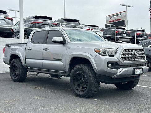 Used 2016 Toyota Tacoma TRD Sport RWD image 4