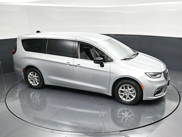 Certified 2024 Chrysler Pacifica Touring-L FWD image 48