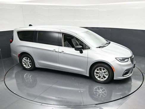 Certified 2024 Chrysler Pacifica Touring-L FWD image 48