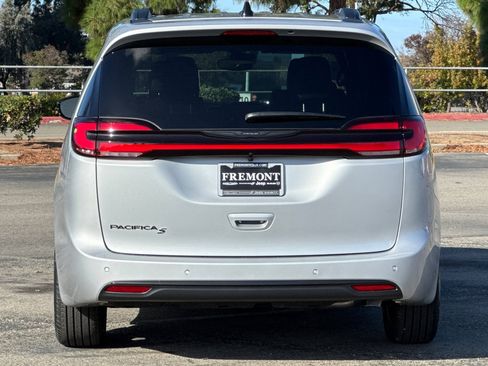 New 2026 Chrysler Pacifica Select w/ S Appearance Package image 4
