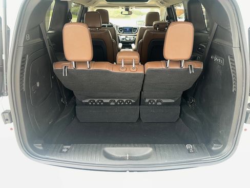 Used 2017 Chrysler Pacifica Limited w/ Tire & Wheel Group image 9