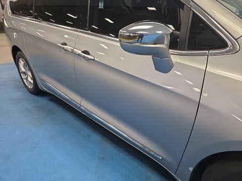 Used 2020 Chrysler Pacifica Limited FWD image 5