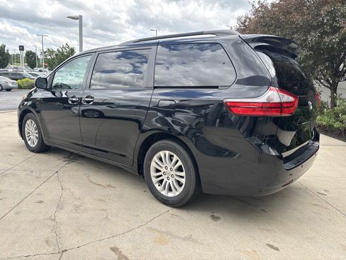 Used 2017 Toyota Sienna XLE FWD image 6