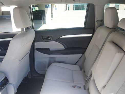 Used 2019 Toyota Highlander LE AWD/4WD image 38
