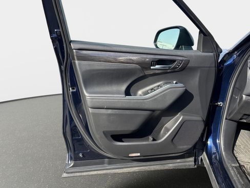 Used 2023 Toyota Highlander Platinum image 10