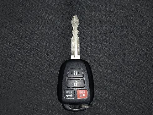 Used 2015 Toyota Camry LE FWD image 32