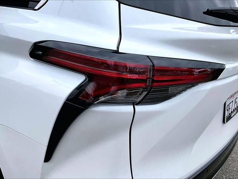 Used 2023 Toyota Sienna Platinum AWD/4WD image 28