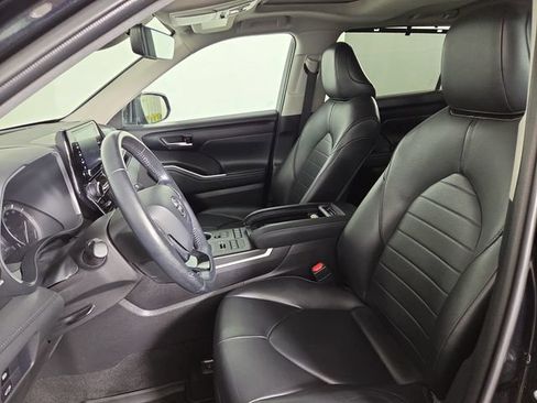 Used 2021 Toyota Highlander XLE AWD/4WD image 13
