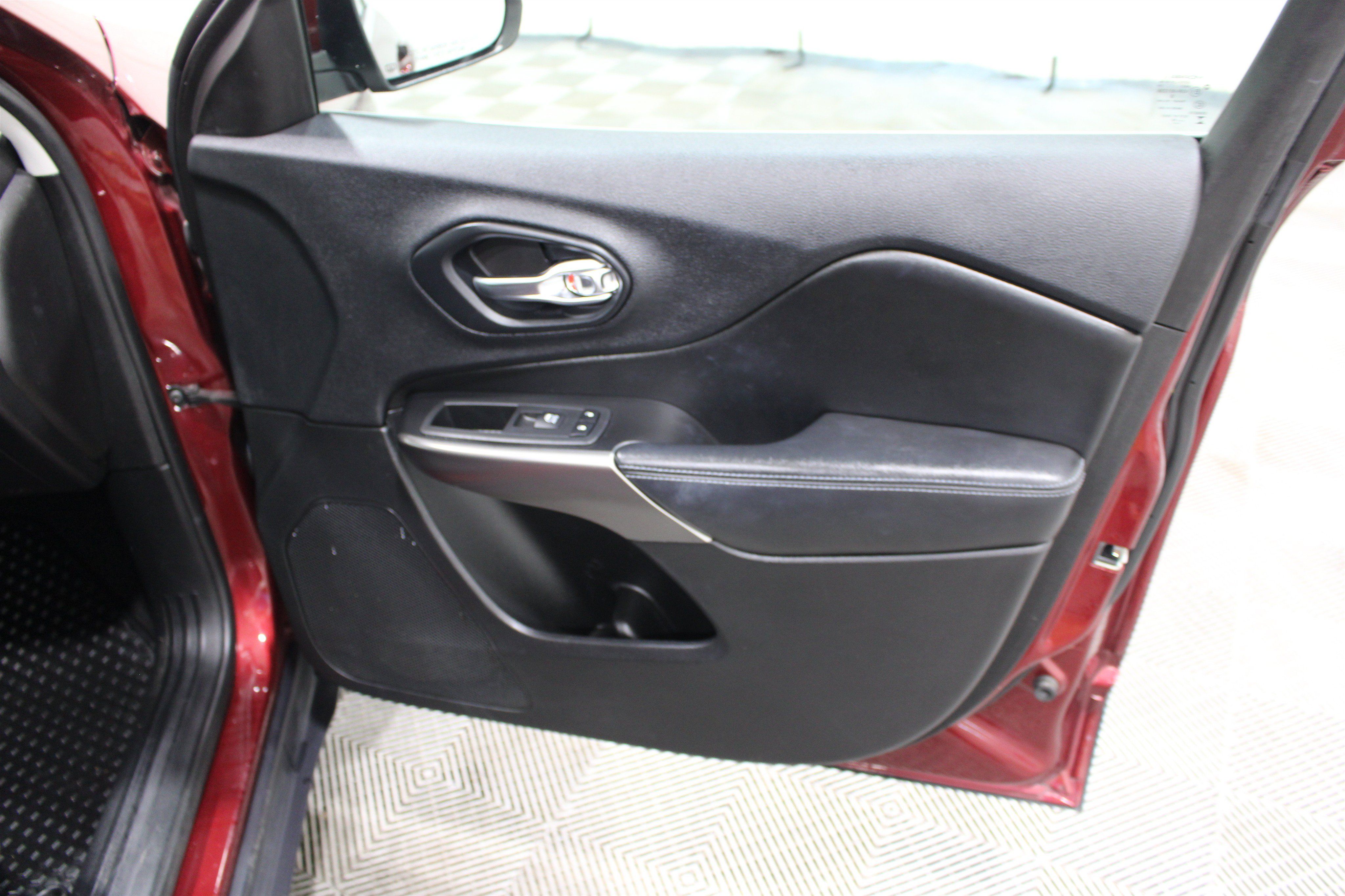 Used 2019 Jeep Cherokee Latitude Plus w/ Cold Weather Group FWD image 23