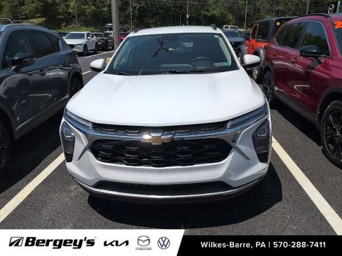 Used 2024 Chevrolet Trax LT w/ LT Convenience Package FWD image 12