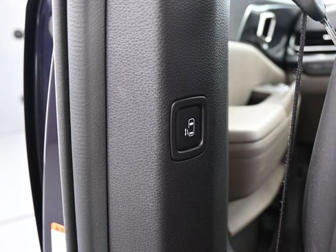 Used 2025 Kia Carnival image 38