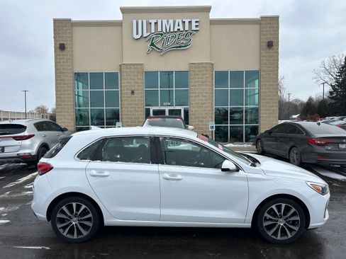 Used 2019 Hyundai Elantra GT image 1