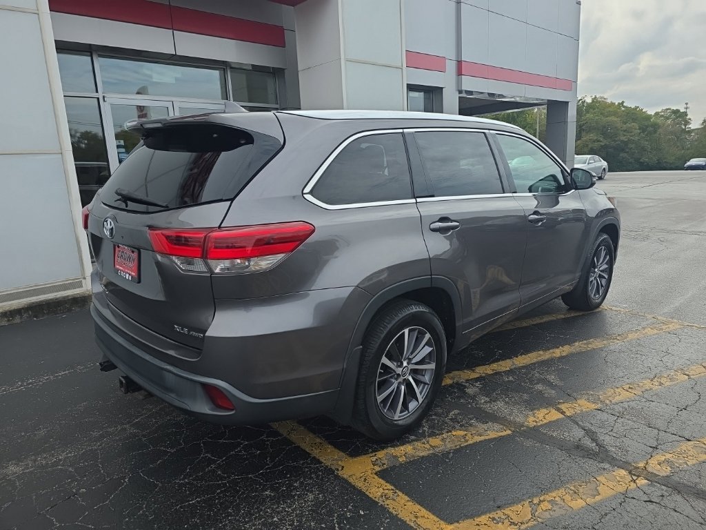 Used 2017 Toyota Highlander XLE AWD/4WD image 3