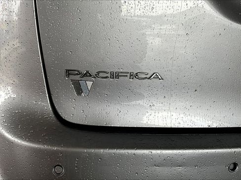 Used 2017 Chrysler Pacifica Touring-L Plus image 22