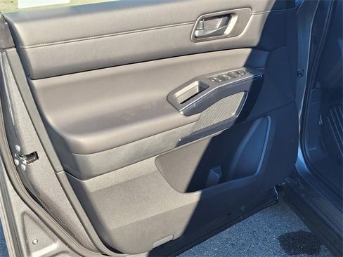 New 2025 Nissan Pathfinder S image 8