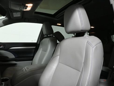Used 2019 Toyota Highlander XLE image 15