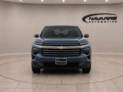 Used 2025 Chevrolet Traverse LT FWD image 2