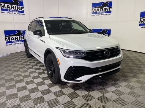 Used 2024 Volkswagen Tiguan SE R-Line FWD image 1