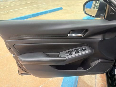 Used 2025 Nissan Altima 2.5 SV FWD image 19