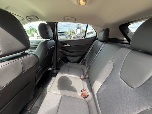 Used 2023 Buick Encore GX Preferred w/ Cold Weather Comfort Package FWD image 5