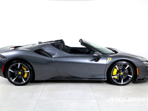 Used 2022 Ferrari SF90 Spider image 11