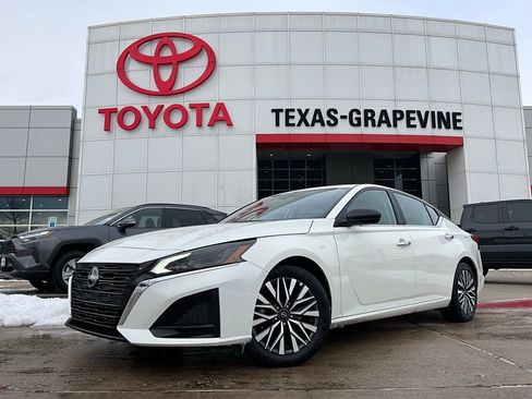 Used 2025 Nissan Altima 2.5 SV image 2