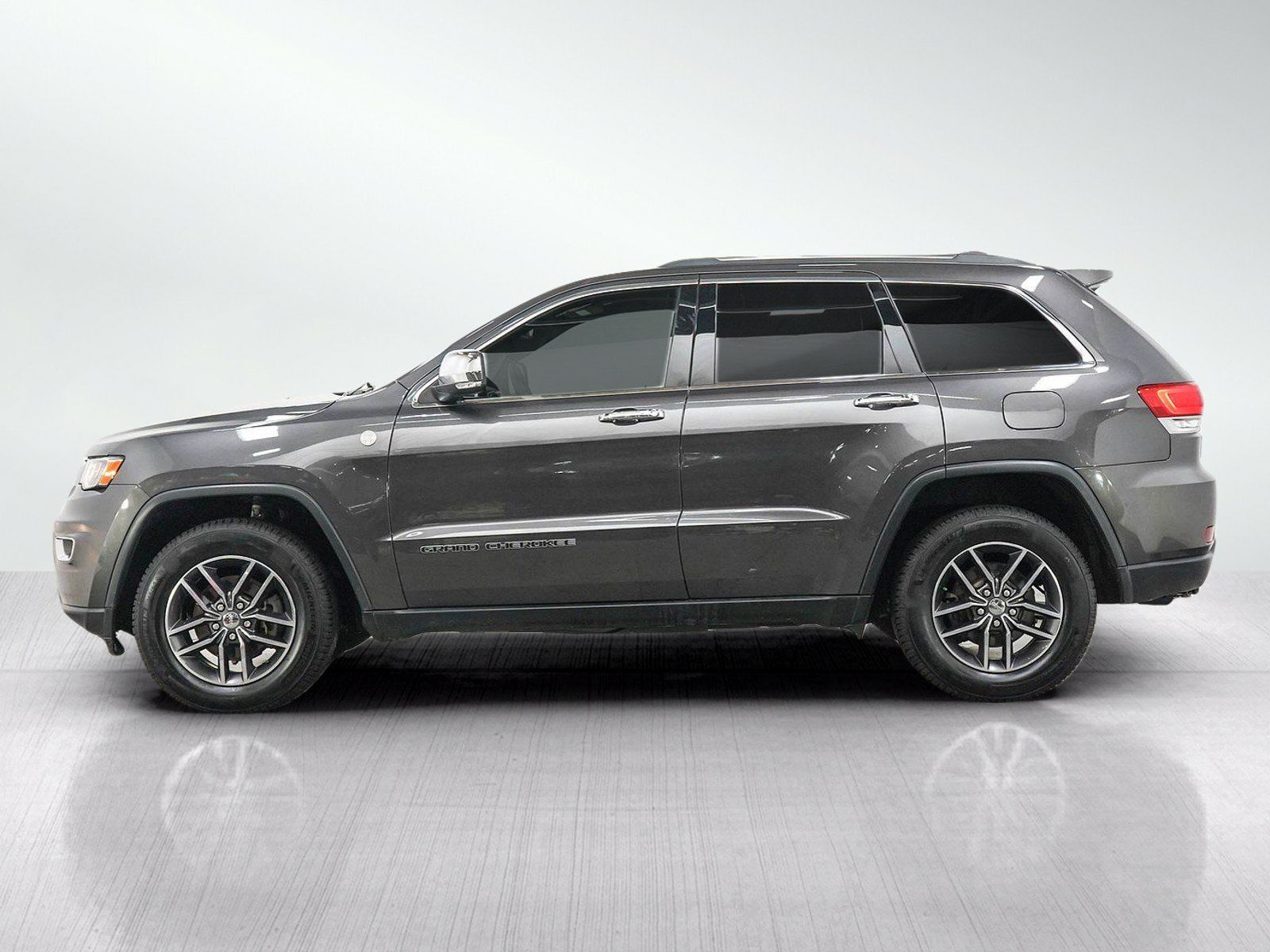Used 2017 Jeep Grand Cherokee Limited AWD/4WD image 2