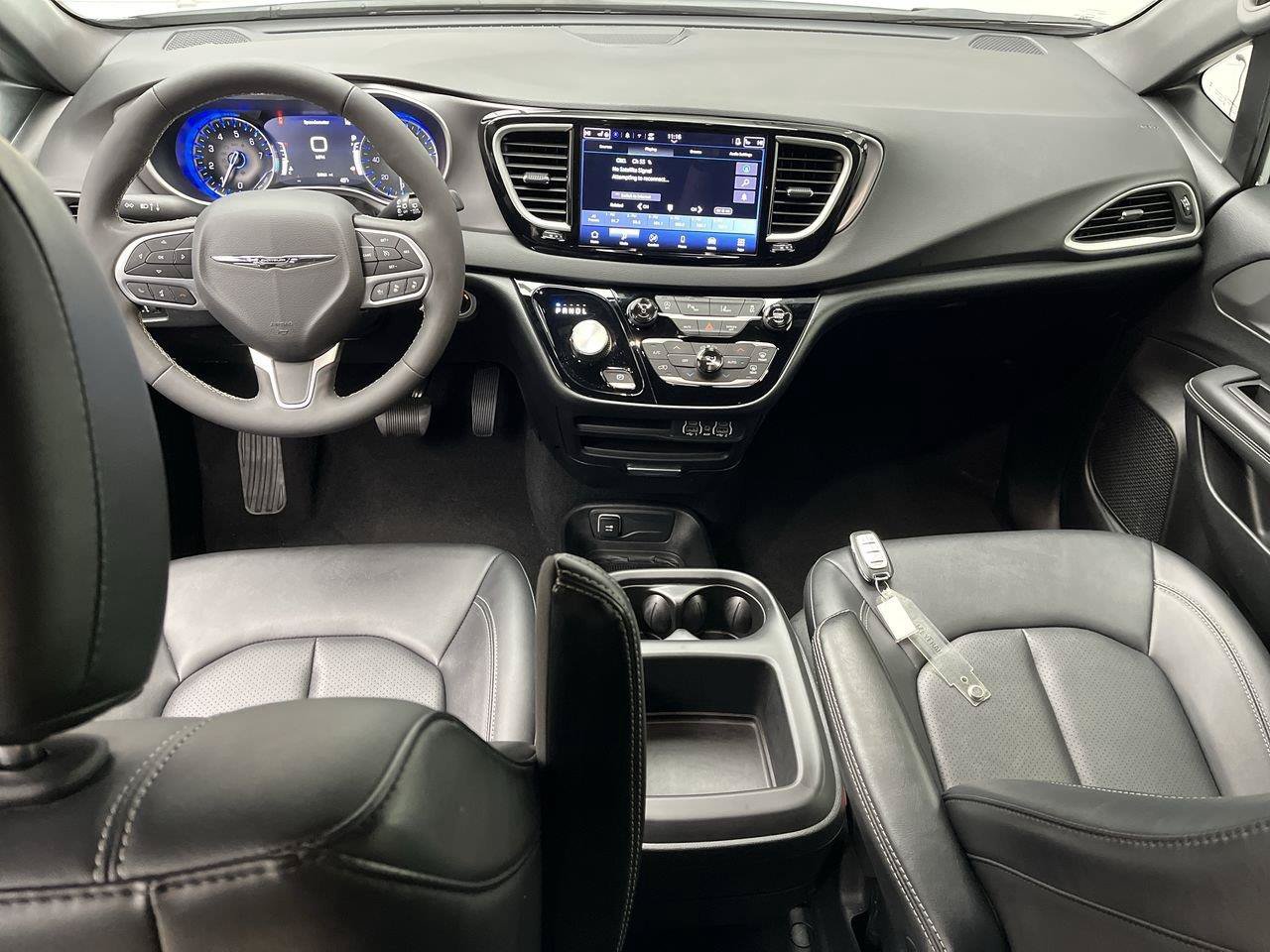 Used 2025 Chrysler Pacifica Select FWD image 4