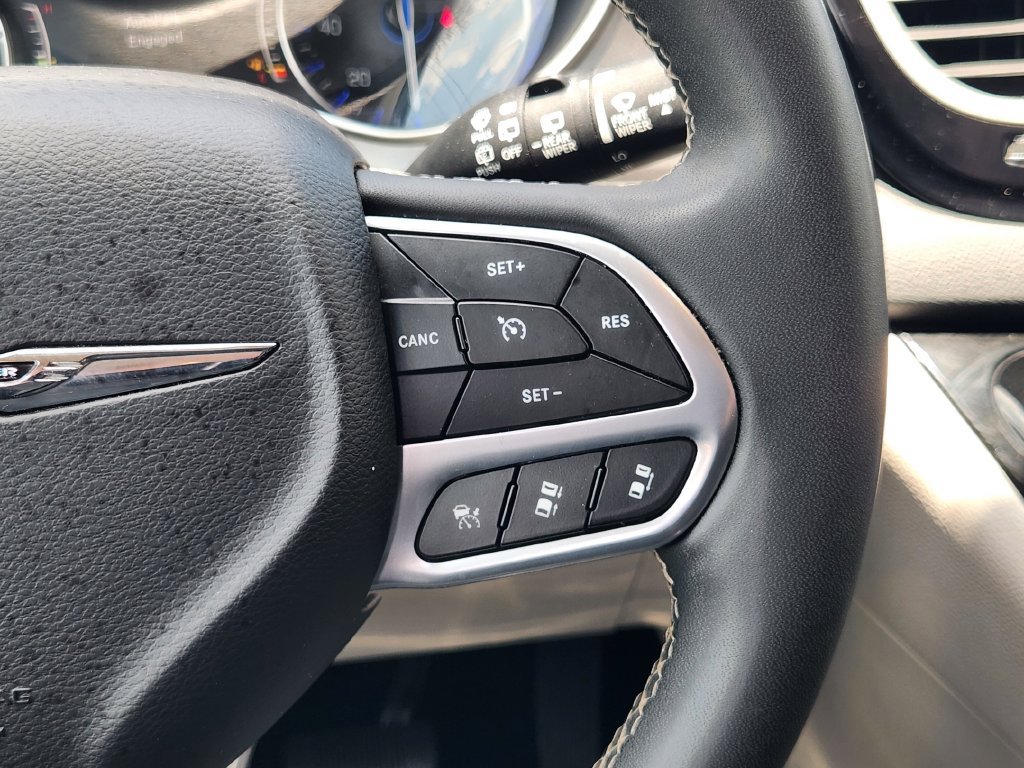 Used 2023 Chrysler Pacifica Touring-L FWD image 28