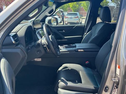 Used 2024 Lexus LX 600 4WD w/ Luxury Package image 9