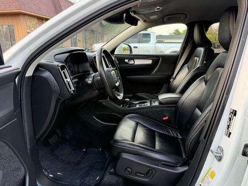 Used 2022 Volvo XC40 T4 Momentum image 11