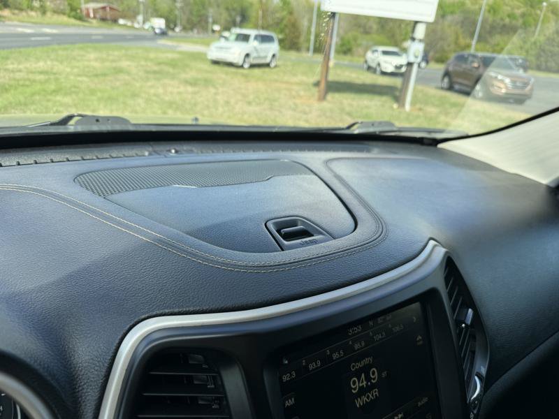 Used 2017 Jeep Cherokee Latitude w/ Safety/Convenience Group FWD image 29