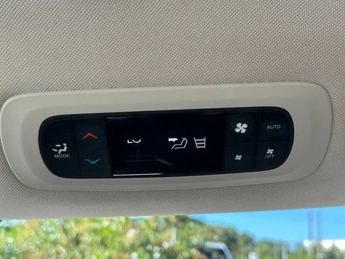 Used 2023 Chrysler Pacifica Touring-L FWD image 54