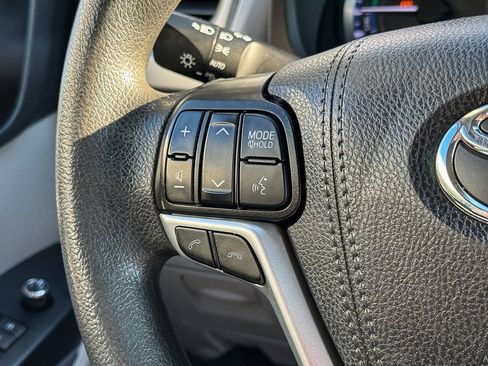 Used 2019 Toyota Highlander LE w/ Carpet Mat Package (TMS) AWD/4WD image 25