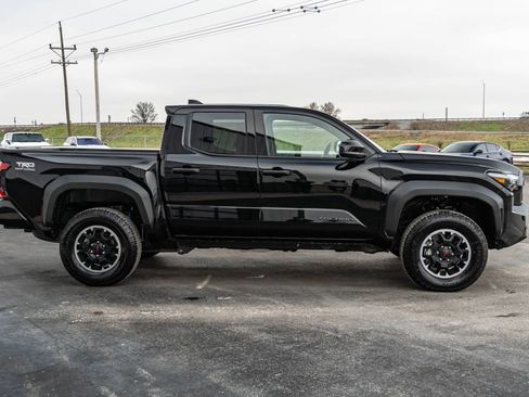 Used 2025 Toyota Tacoma 4x4 Double Cab image 4