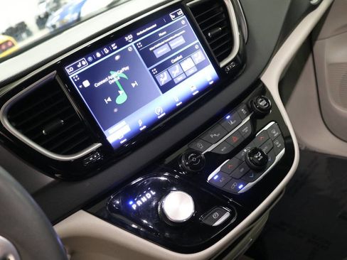 Used 2023 Chrysler Pacifica Touring-L image 68