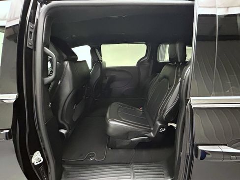 Used 2025 Chrysler Pacifica Select FWD image 19