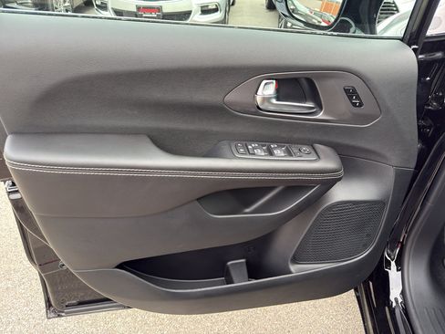 New 2026 Chrysler Pacifica Select image 13