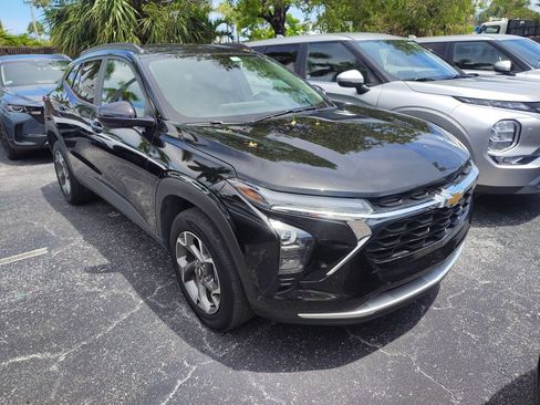 Used 2025 Chevrolet Trax LT w/ LT Convenience Package FWD image 2