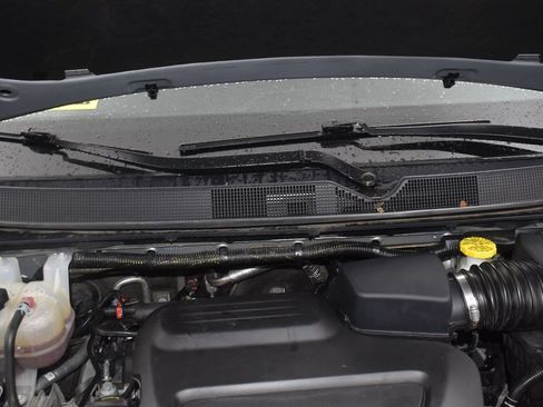 Used 2023 Chrysler Pacifica Touring-L FWD image 12