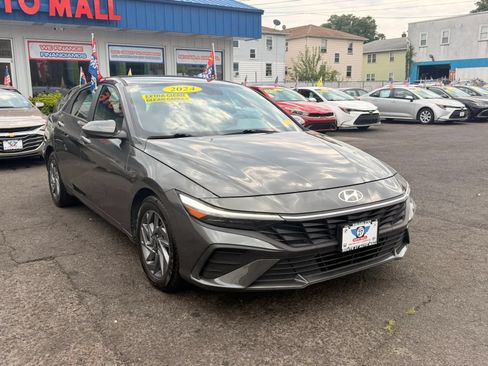 Used 2024 Hyundai Elantra SEL FWD image 2