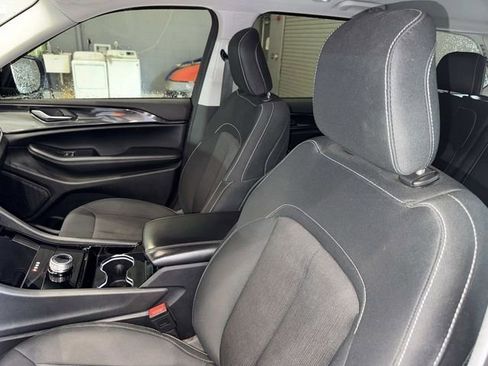 Used 2023 Jeep Grand Cherokee Laredo RWD image 18