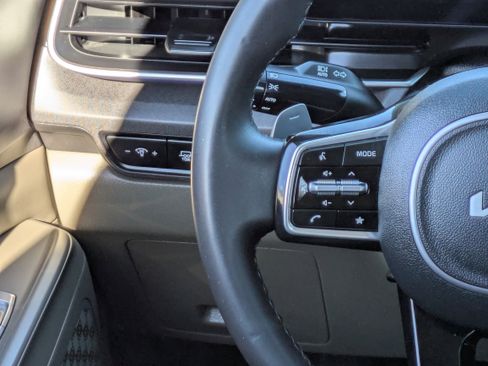 Certified 2025 Kia Carnival EX image 24