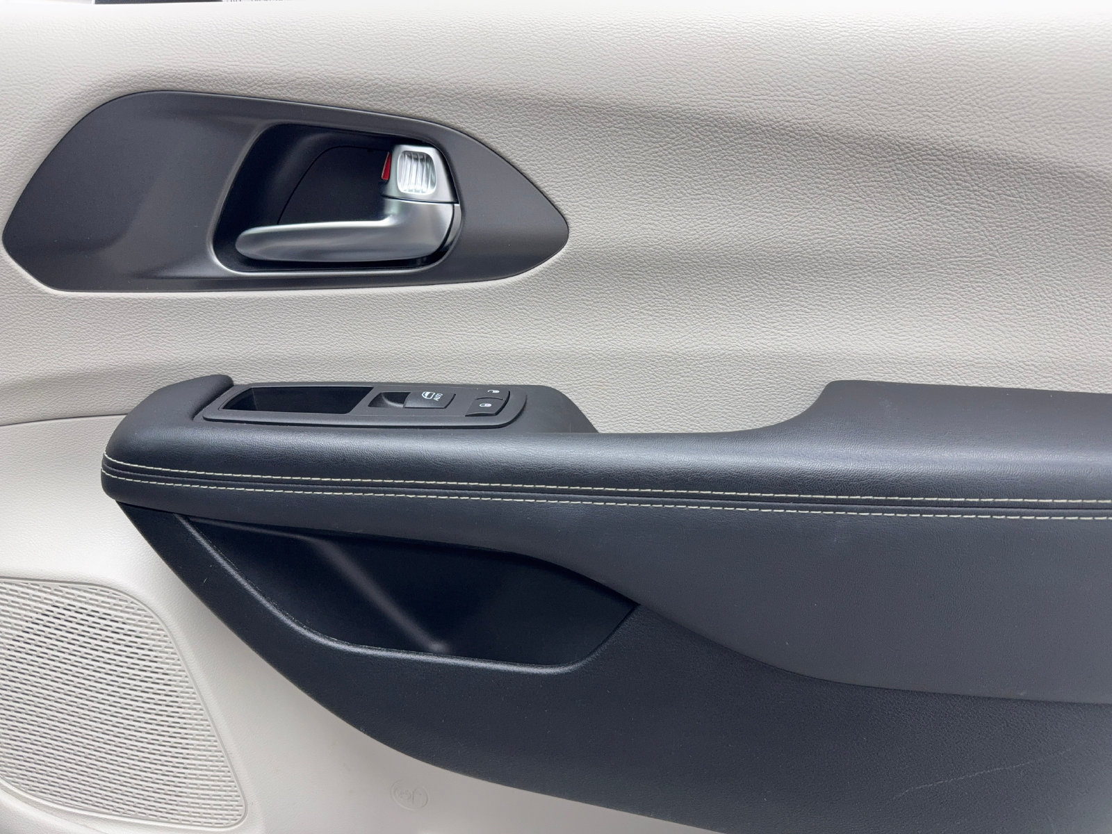 Used 2023 Chrysler Pacifica Touring-L FWD image 42